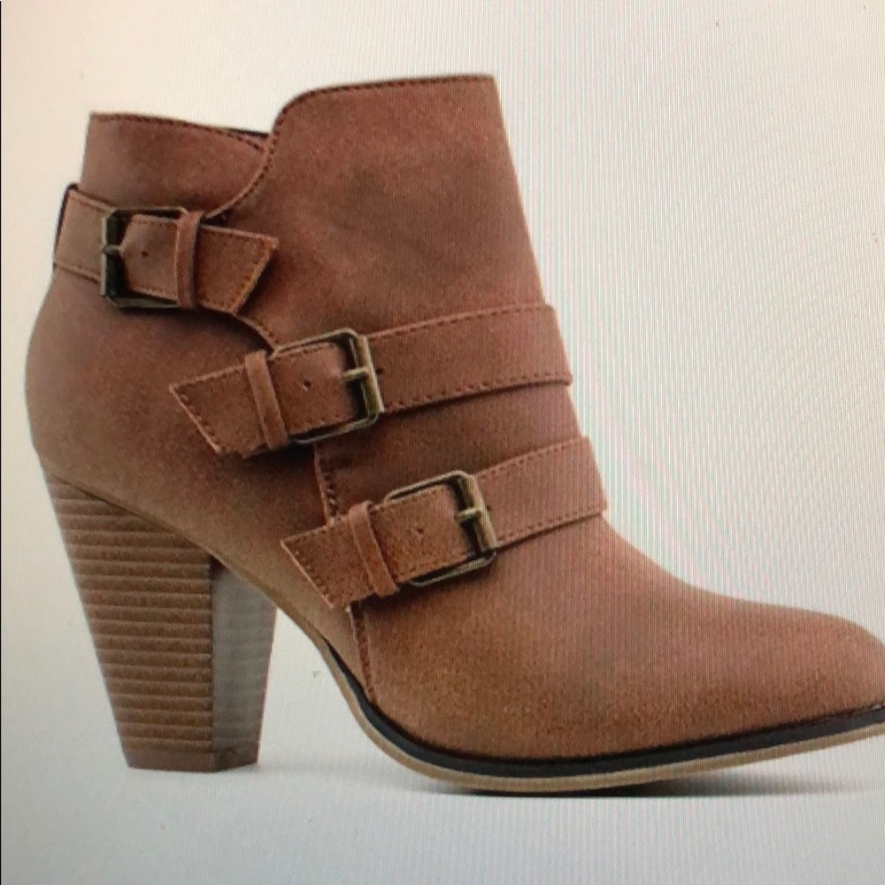 Forever women’s buckle struck block heel booties